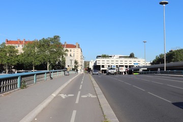 Ville de Lyon - Pont Kitchener Marchand sur la rivière Saône