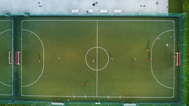 Campo da calcetto vista a volo d'uccello aerea. Illuminazione artificiale.
