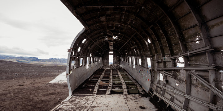 The abandoned plane wreck on S&oacute;lheimasandur