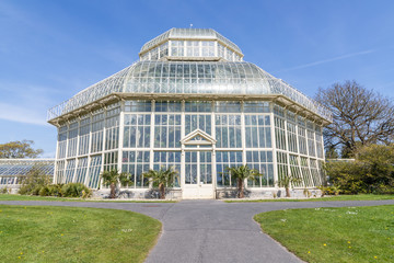 Fototapeta na wymiar Glass house in Botanic garden