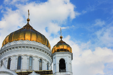Fototapeta na wymiar Golden church domes of religious christian cathedral of Christ the Saviour in Moscow, Russia 