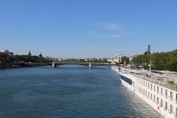 Fototapeta na wymiar Ville de Lyon - Pont de l'Université sur le fleuve Rhône inauguré en 1903 avec arches métalliques