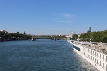 Obraz premium Ville de Lyon - Pont de l'Université sur le fleuve Rhône inauguré en 1903 avec arches métalliques