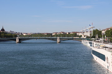 Fototapeta premium Ville de Lyon - Pont de l'Université sur le fleuve Rhône inauguré en 1903 avec arches métalliques