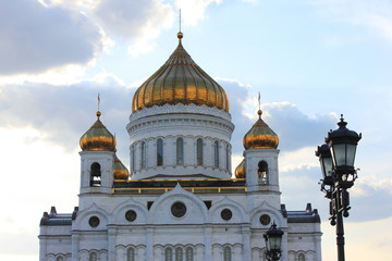 Fototapeta na wymiar Cathedral of Christ the Saviour in Moscow, Russia. Famos\us Moscow city church on summer