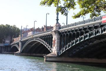 Fototapeta premium Ville de Lyon - Pont de l'Université sur le fleuve Rhône inauguré en 1903 avec arches métalliques