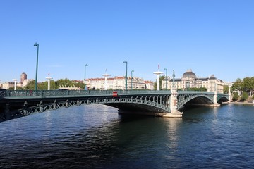 Naklejka premium Ville de Lyon - Pont de l'Université sur le fleuve Rhône inauguré en 1903 avec arches métalliques