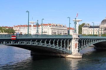 Naklejka premium Ville de Lyon - Pont de l'Université sur le fleuve Rhône inauguré en 1903 avec arches métalliques