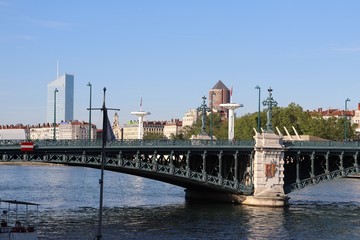 Fototapeta premium Ville de Lyon - Pont de l'Université sur le fleuve Rhône inauguré en 1903 avec arches métalliques