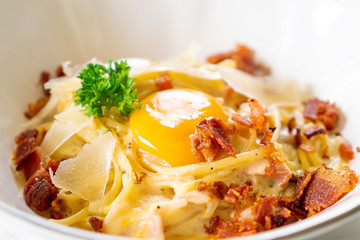 carbonara spaghetti with egg and cheese
