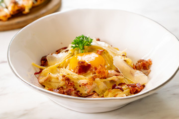 carbonara spaghetti with egg and cheese