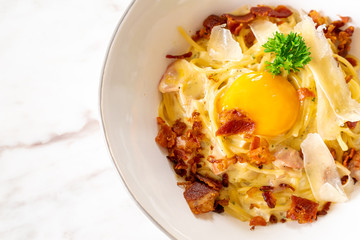 carbonara spaghetti with egg and cheese