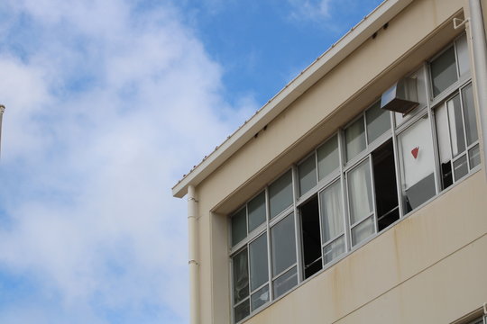 校舎と空