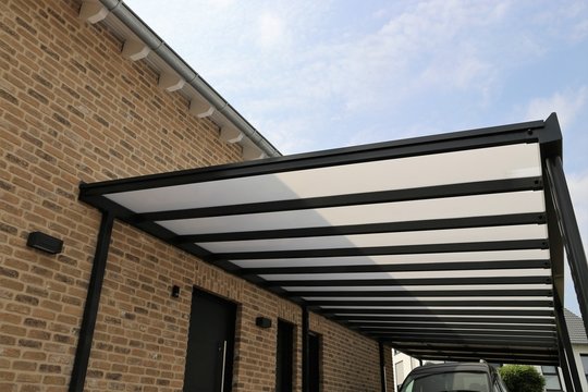 Hochwertige Hof&uuml;berdachung aus Edelstahl und Glas