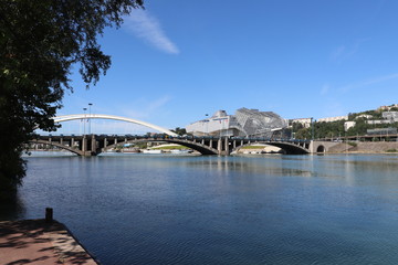 Obraz premium Ville de Lyon - Le Pont Pasteur sur le fleuve Rhone en béton armé inauguré en 1952 