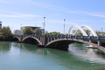 Fototapeta na wymiar Ville de Lyon - Le Pont Pasteur sur le fleuve Rhone en béton armé inauguré en 1952 