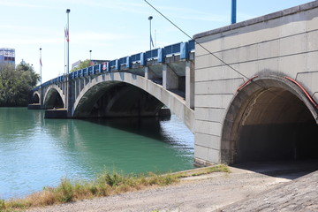 Ville de Lyon - Le Pont Pasteur sur le fleuve Rhone en béton armé inauguré en 1952 