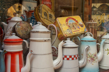 Schaufenster mit alten Kaffeekannen