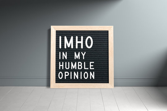 Buchstabentafel mit Nachricht "IMHO, in my humble opinion"