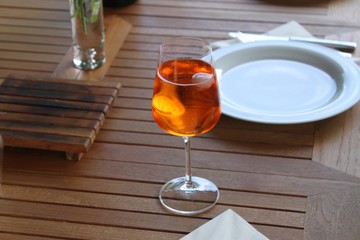 Cocktail steht auf Tisch für Grillabend