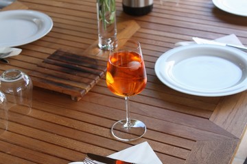 Cocktail steht auf Tisch für Grillabend