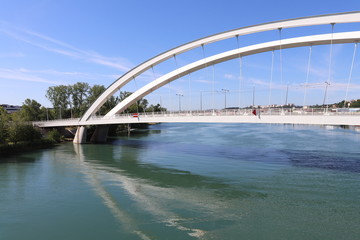 Ville de Lyon - Le Pont Raymond Barre sur le fleuve Rhône inauguré en 2013