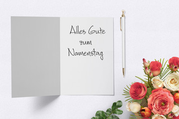 Blumenstrauß und Grußkarte mit Nachricht "Alles Gute zum Namenstag" 