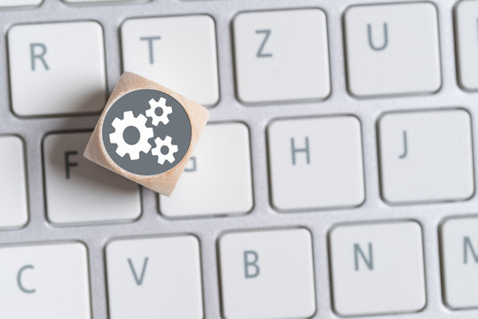 W&uuml;rfel auf Tastatur mit Getriebesymbolen