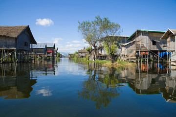 Obraz premium Ulica wiejska w wiosce rybackiej nad jeziorem Inle. Myanmar (Birma)
