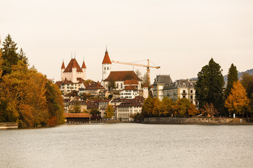 Obraz premium jezioro Thun w Szwajcarii