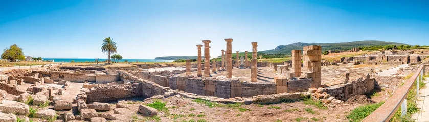 Photo sur Plexiglas Plage de Bolonia, Tarifa, Espagne Vue panoramique sur les anciennes ruines romaines de Baelo Claudia, à côté de la plage de Bolonia, près de Tarifa à Cadix dans le sud de l& 39 Espagne.