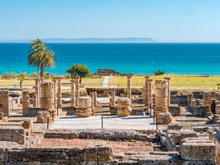 Antike römische Ruinen von Baelo Claudia, neben dem Strand von Bolonia, in der Nähe von Tarifa in Cadiz im Süden Spaniens.