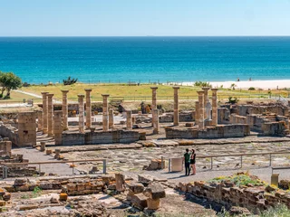 Photo sur Plexiglas Plage de Bolonia, Tarifa, Espagne Ruines romaines antiques de Baelo Claudia, à côté de la plage de Bolonia, près de Tarifa à Cadix dans le sud de l& 39 Espagne.