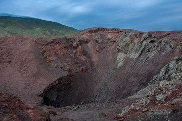 Cráter de volcán en isla del atlántico
