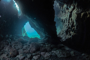 Paisajes submarinos en isla volcánica