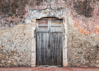 Fototapeta na wymiar Colorful old door of Merida, Yucatan, Mexico