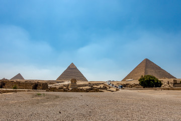 Fototapeta na wymiar pirámides con esfinge en el desierto en egipto