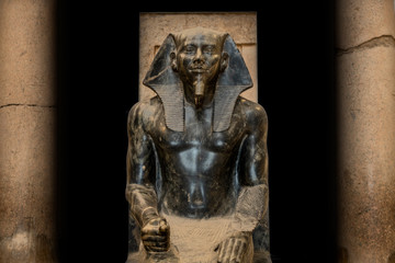Fototapeta na wymiar estatua de faraon del antiguo egipto
