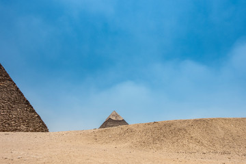 Fototapeta na wymiar desierto con pirámides de fondo en egipto