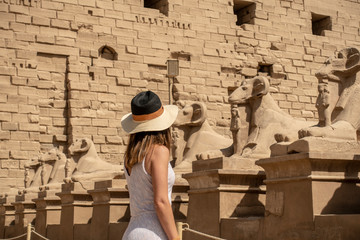 Chica turista en el antigüo egipto con estatuas