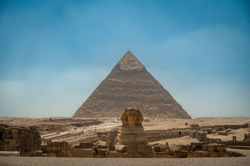 Pirámide con esfinge en el desierto Sahara