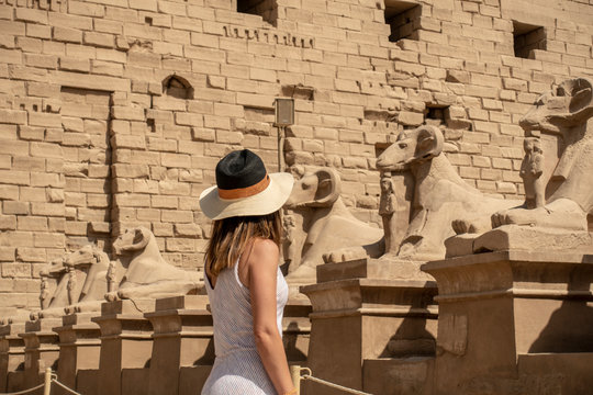 Chica turista en el antig&uuml;o egipto con estatuas