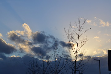 ciel et nuages filtrant le soleil_03