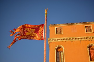 M&aacute;stil con la bandera de Venecia.