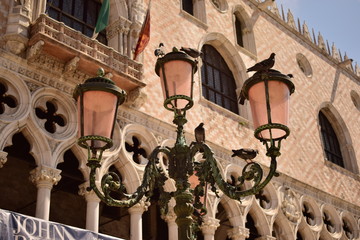 Detalle de unas farolas de alumbrado p&uacute;blico