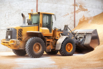 Fototapeta na wymiar Wheel loader, excavator loading sand at construction site .