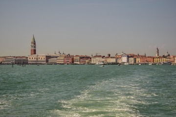 Fototapeta na wymiar Vista de la ciudad de Venecia desde la laguna