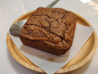 The brownie cake on wooden plate.