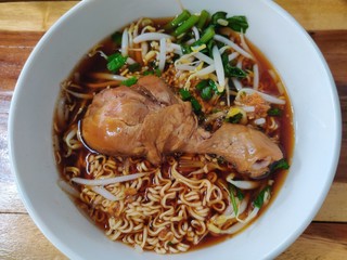 Noodles with chicken drumstick.