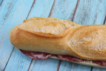 Sandwich baguette au saucisson